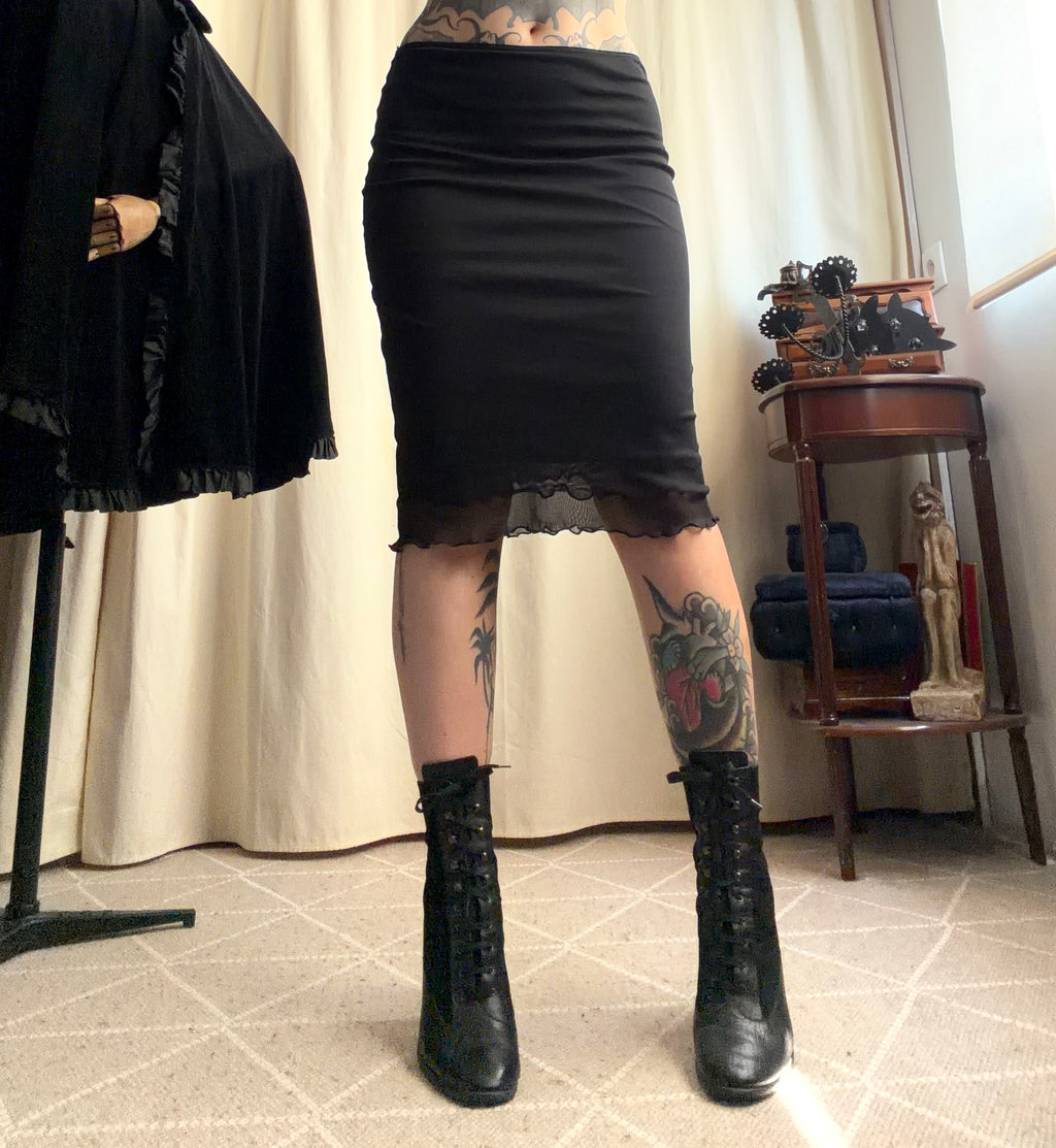Jupe midi noire à voile transparent et bord ondulé  – taille XS/S