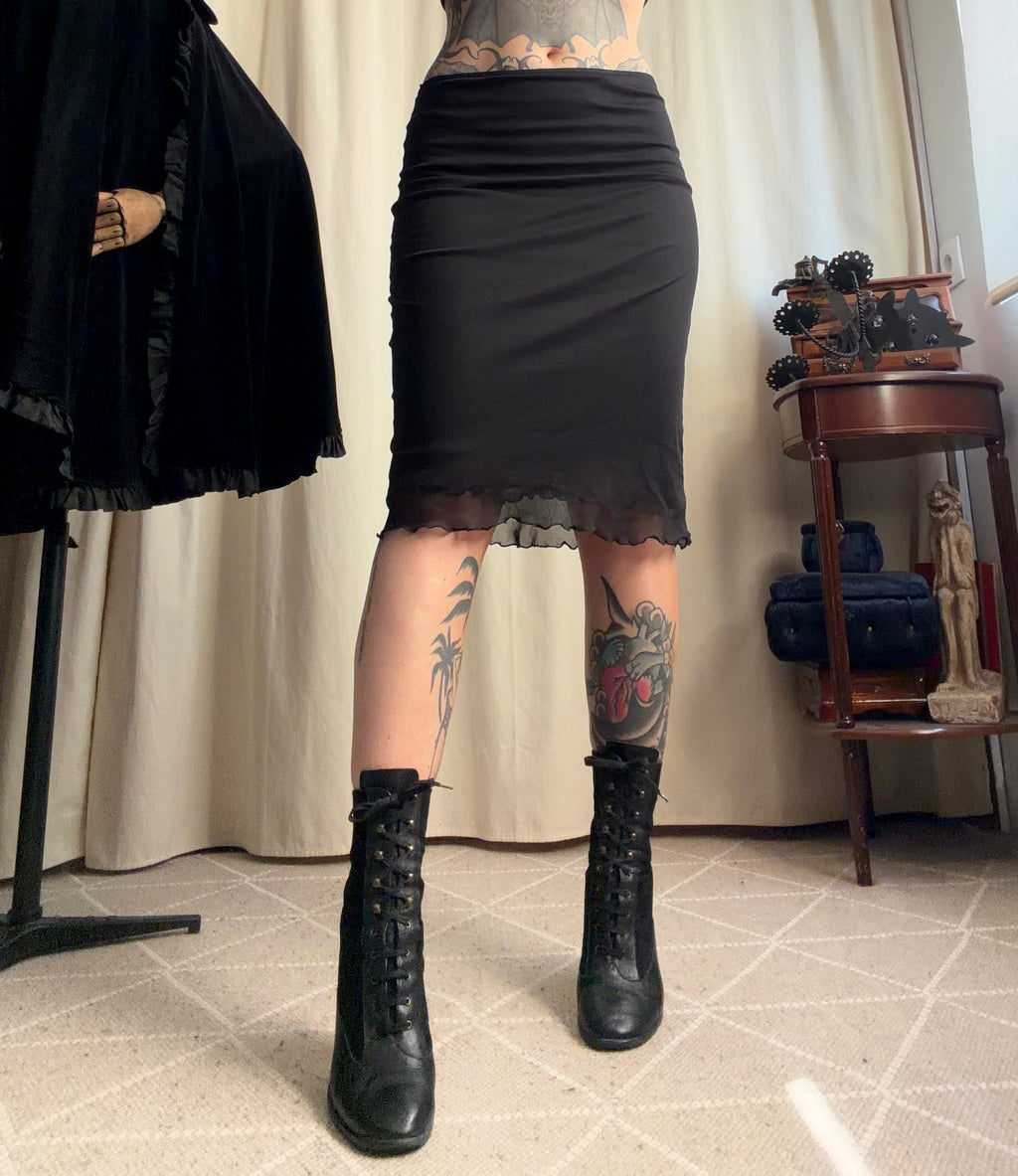 Jupe midi noire à voile transparent et bord ondulé  – taille XS/S