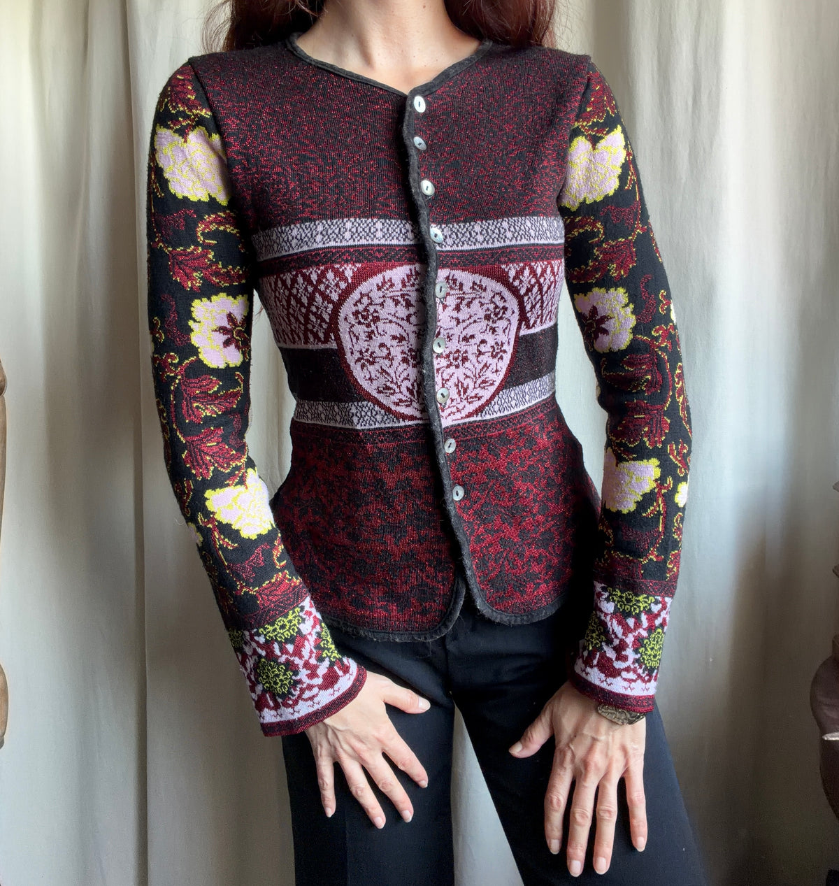 Cardigan cintré à motifs floraux style whimsigoth maximalist 90s - taille M