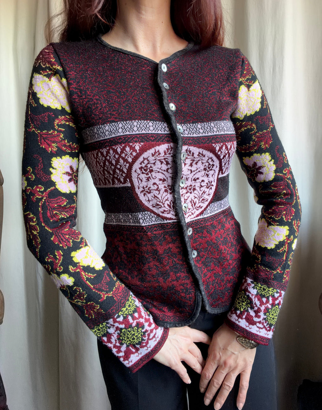 Cardigan cintré à motifs floraux style whimsigoth maximalist 90s - taille M