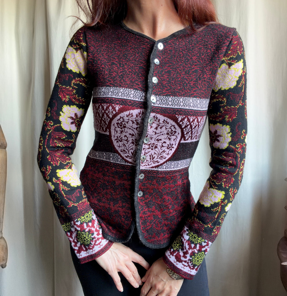 Cardigan cintré à motifs floraux style whimsigoth maximalist 90s - taille M