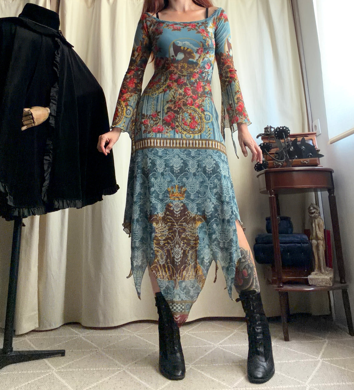 Robe Save The Queen à imprimé floral baroque et bas asymétrique – taille S/M/L
