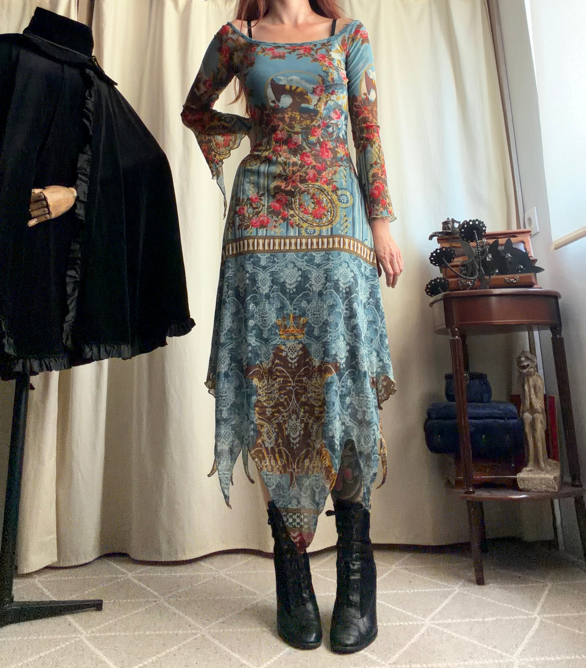 Robe Save The Queen à imprimé floral baroque et bas asymétrique – taille S/M/L