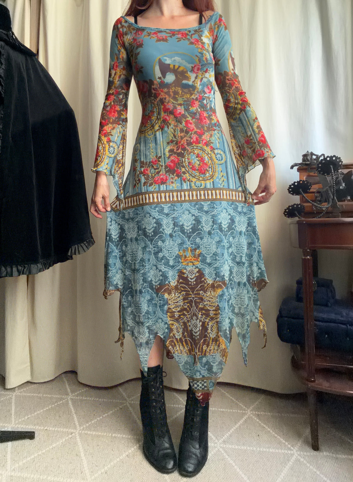 Robe Save The Queen à imprimé floral baroque et bas asymétrique – taille S/M/L