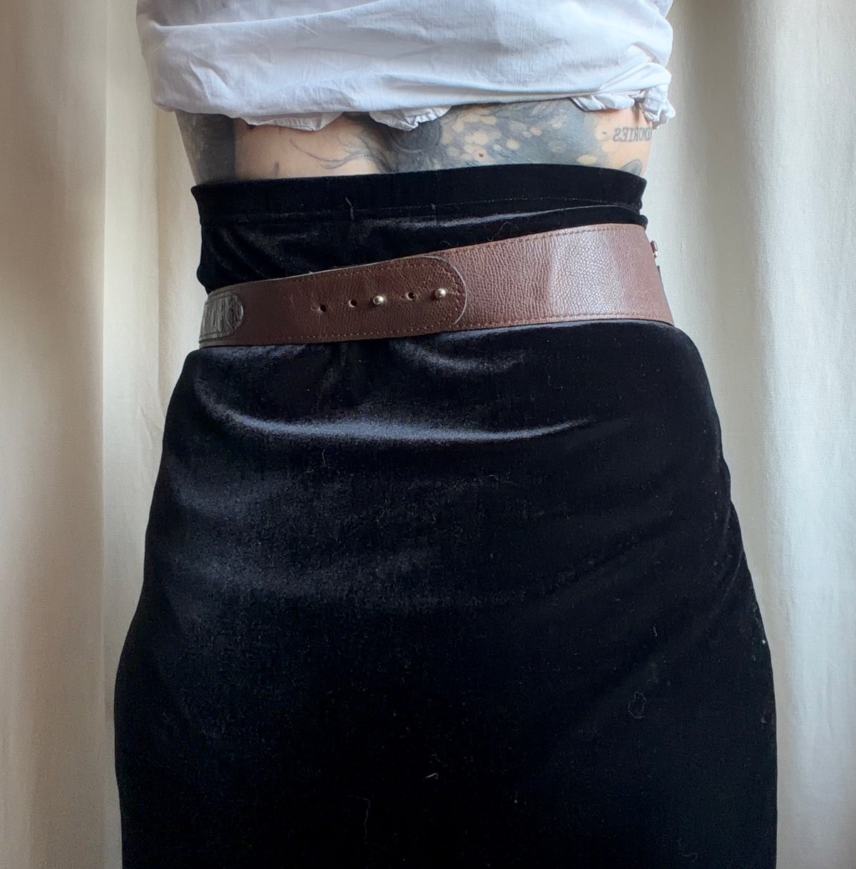 Ceinture large cuir à crochet et ornements métal style western goth - taille ajustable
