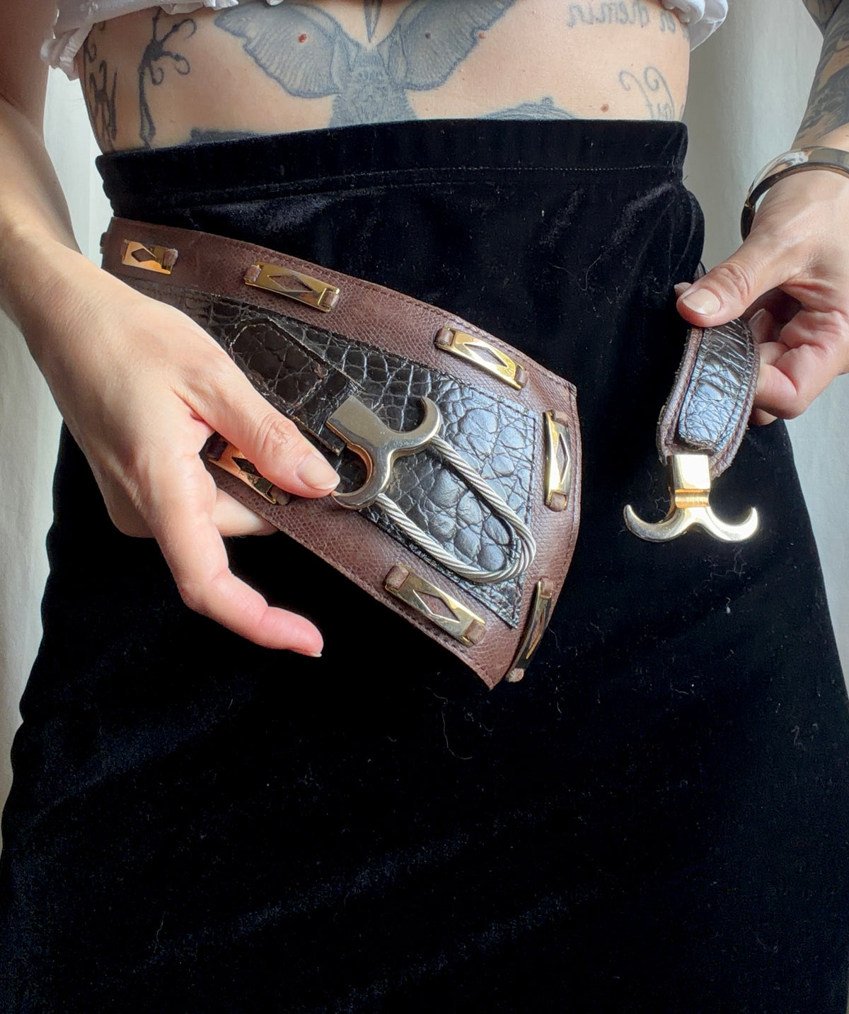 Ceinture large cuir à crochet et ornements métal style western goth - taille ajustable