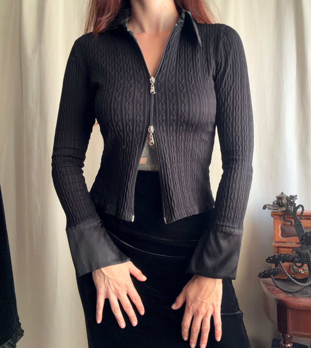 Black fitted shirt with double zipper and embossed texture – size XS/S