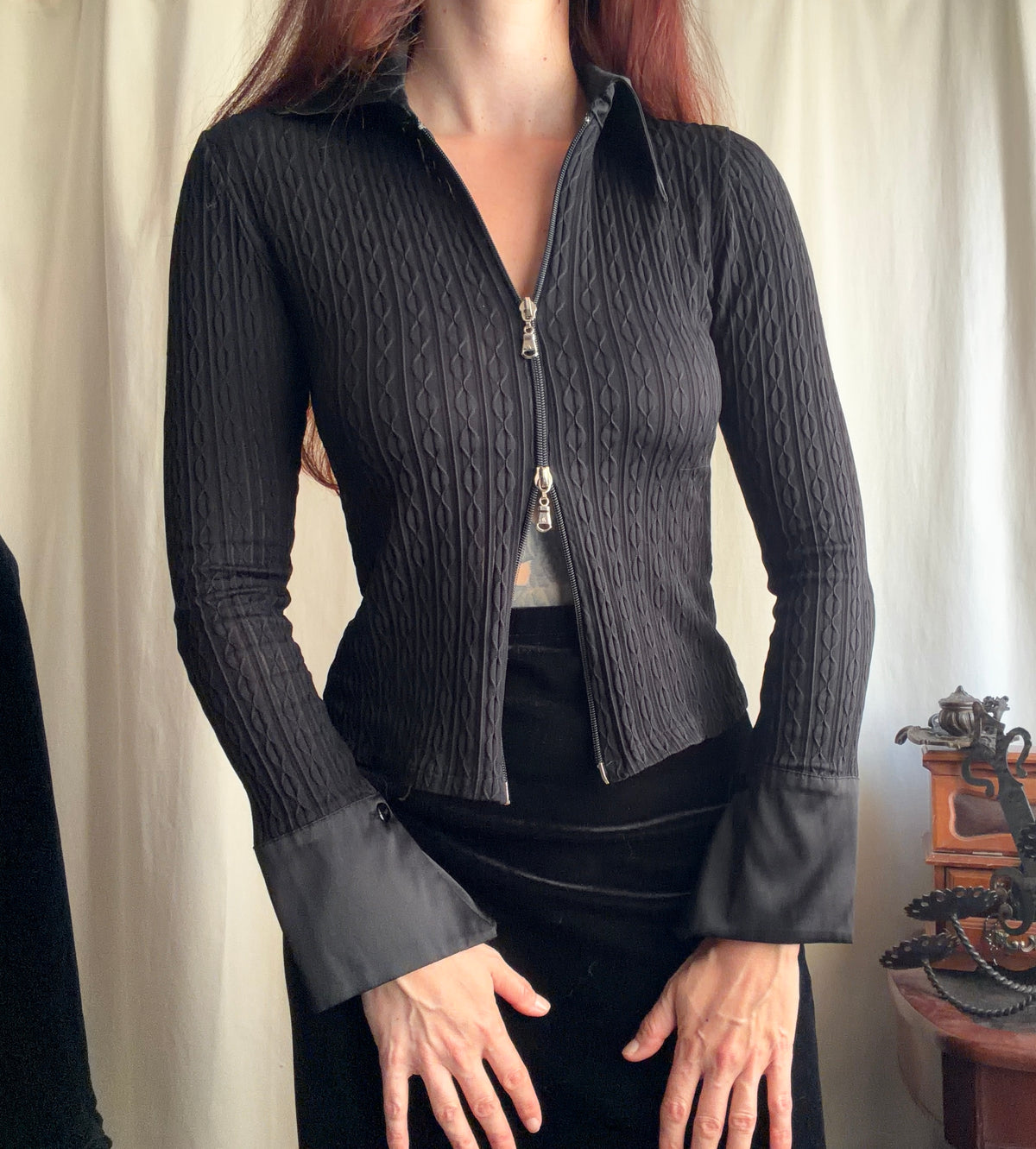 Black fitted shirt with double zipper and embossed texture – size XS/S