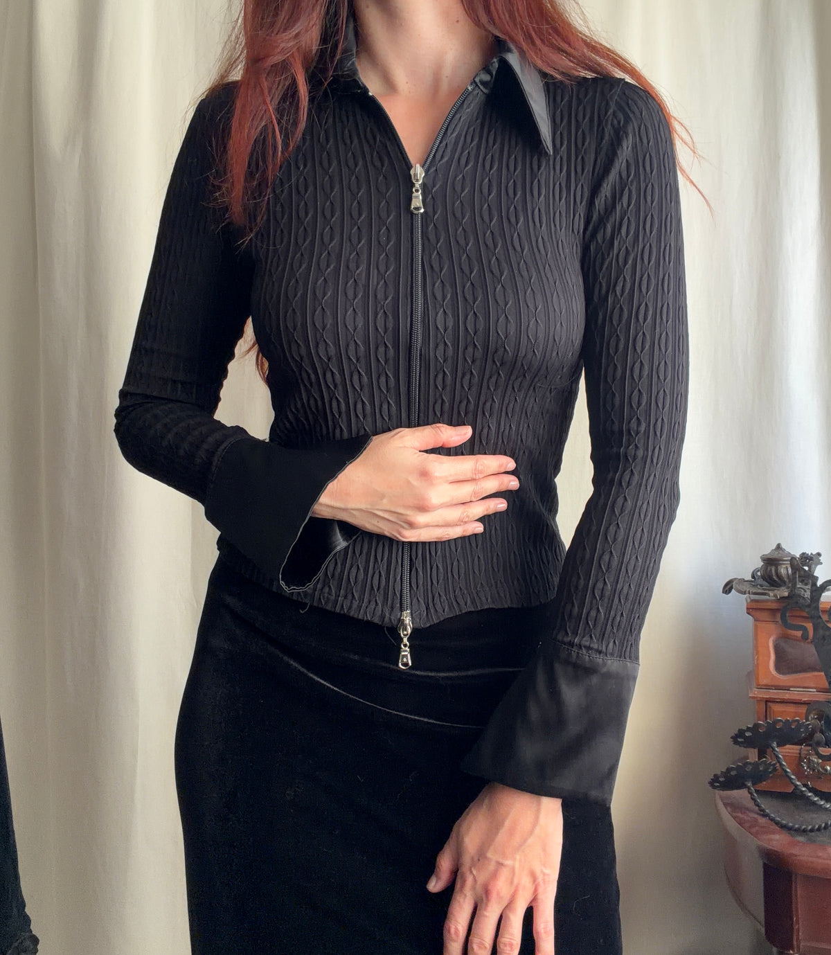 Black fitted shirt with double zipper and embossed texture – size XS/S