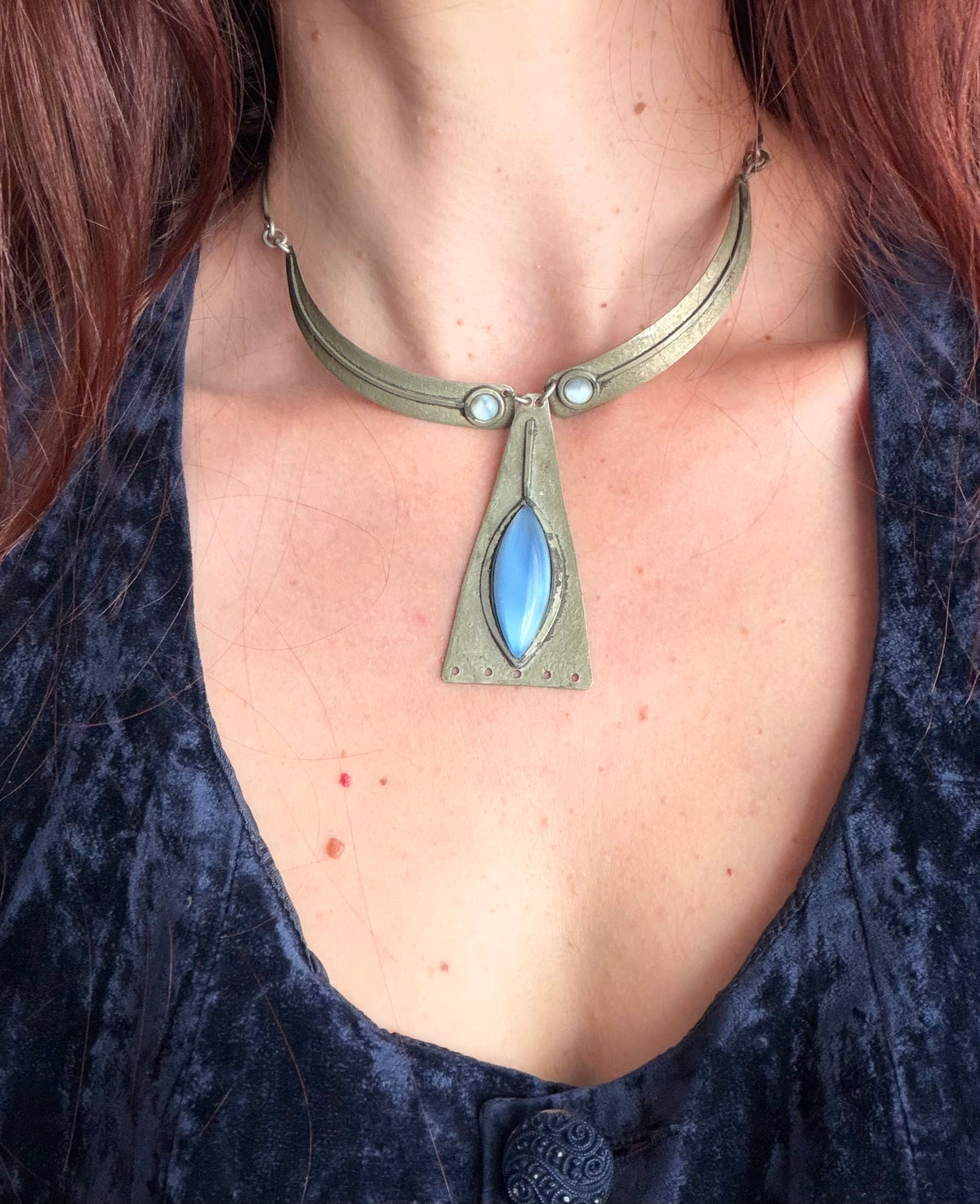 Collier argenté vintage à cabochons bleus style médiéval mystique