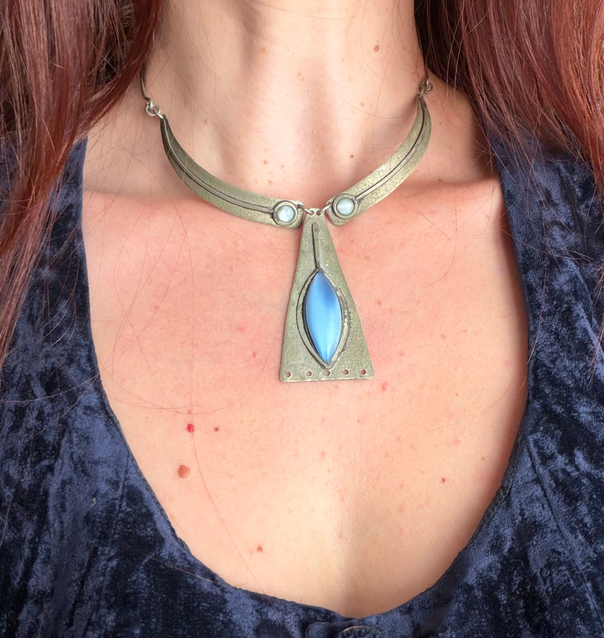 Collier argenté vintage à cabochons bleus style médiéval mystique