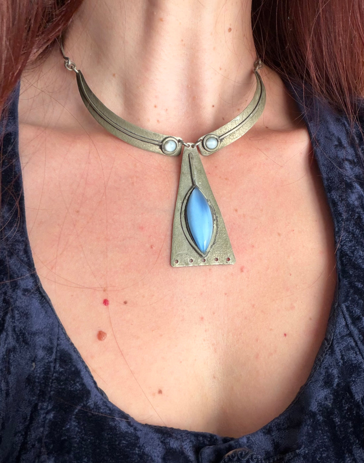 Collier argenté vintage à cabochons bleus style médiéval mystique