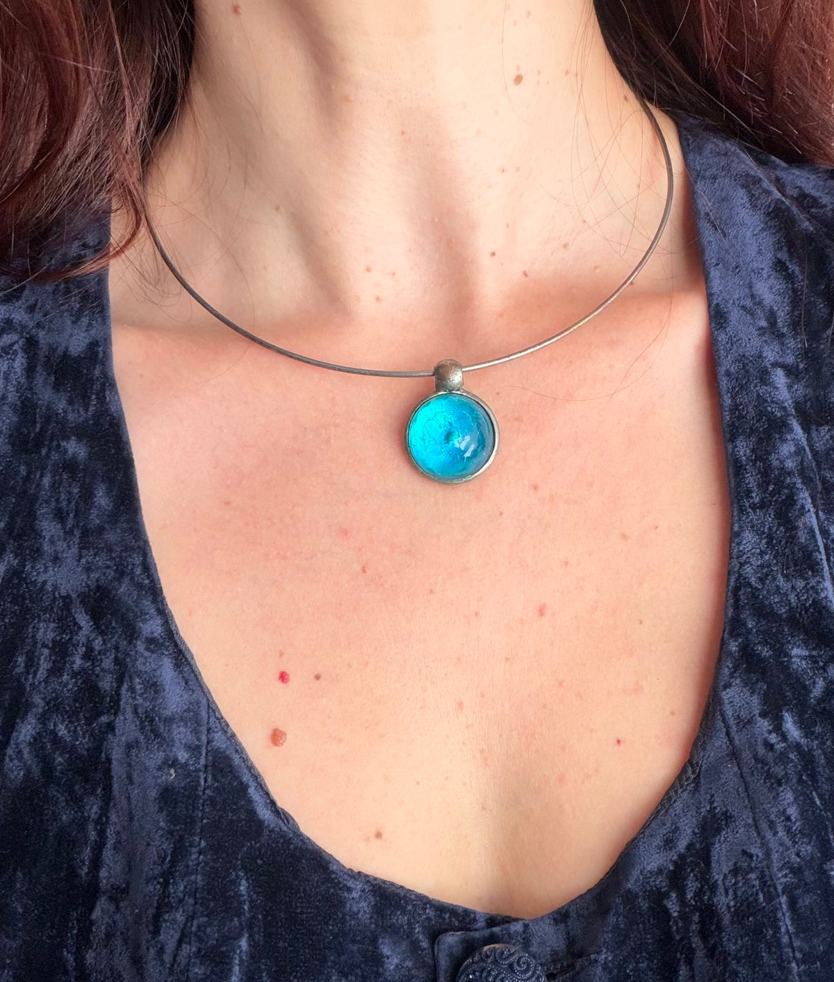 Collier ras de cou argenté fantaisie avec pendentif bleu turquoise