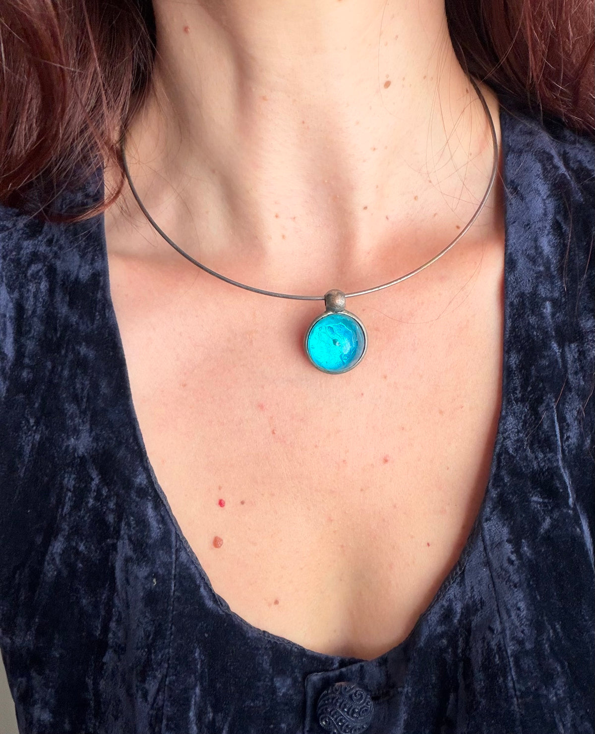Collier ras de cou argenté fantaisie avec pendentif bleu turquoise