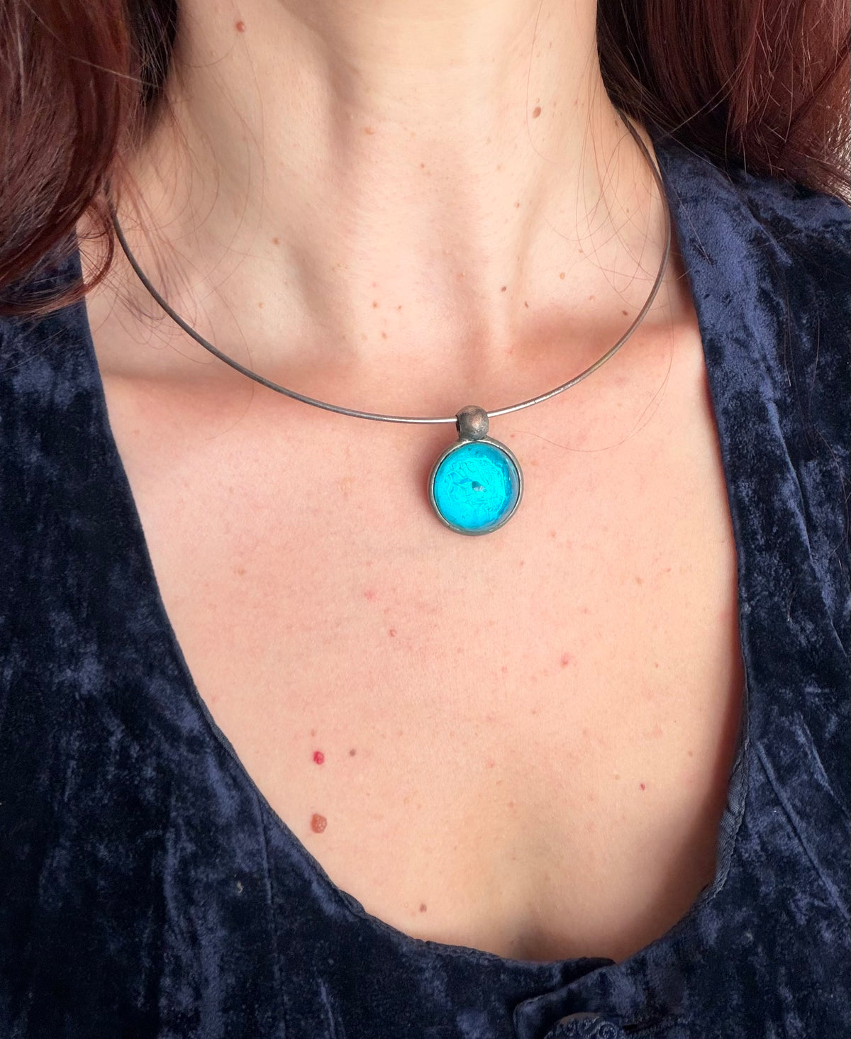 Collier ras de cou argenté fantaisie avec pendentif bleu turquoise