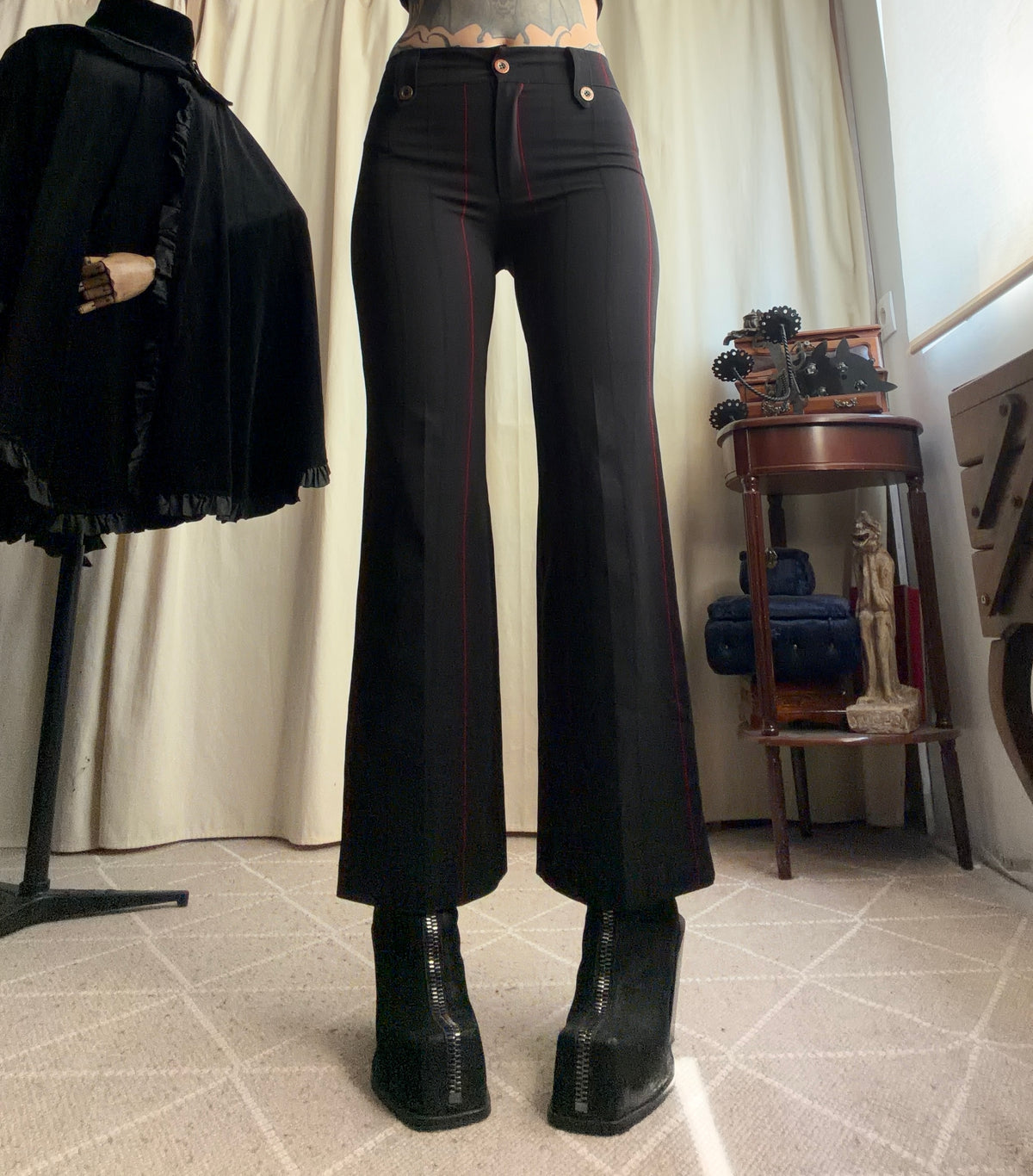 Pantalon noir flare à fines rayures rouges – Taille S