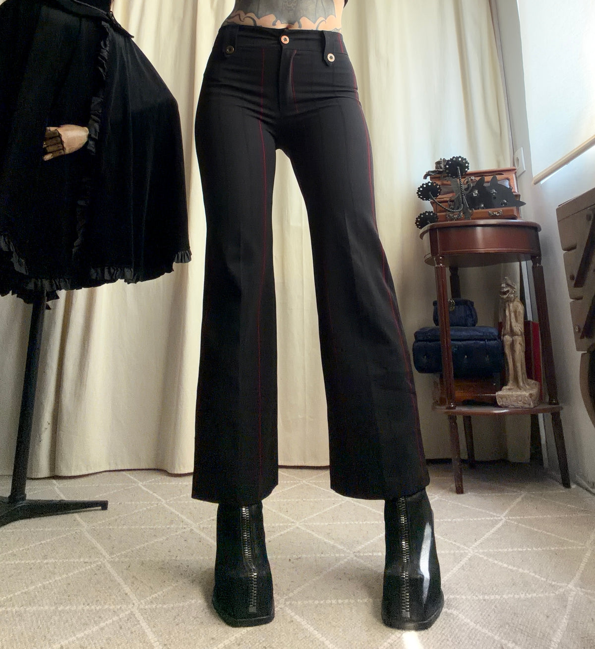Pantalon noir flare à fines rayures rouges – Taille S