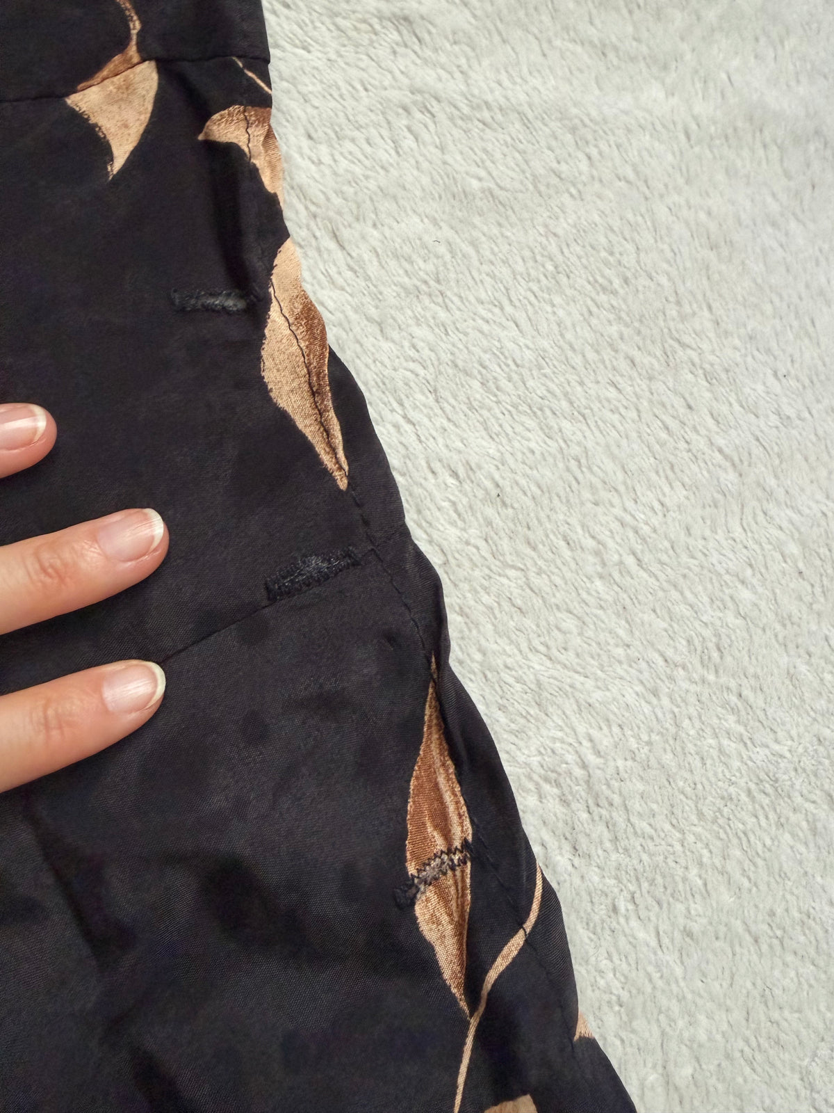 Jupe midi portefeuille noire imprimé floral witchy 90s - taille S/M