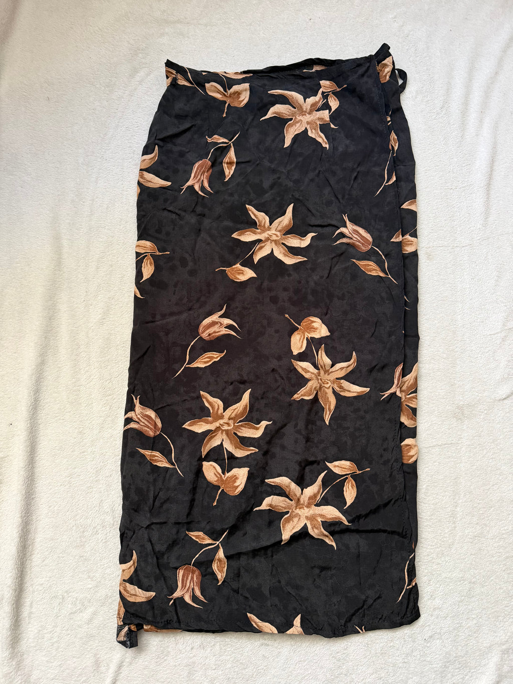 Jupe midi portefeuille noire imprimé floral witchy 90s - taille S/M