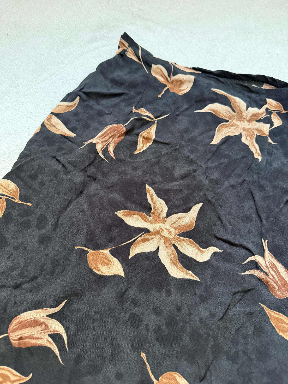 Jupe midi portefeuille noire imprimé floral witchy 90s - taille S/M