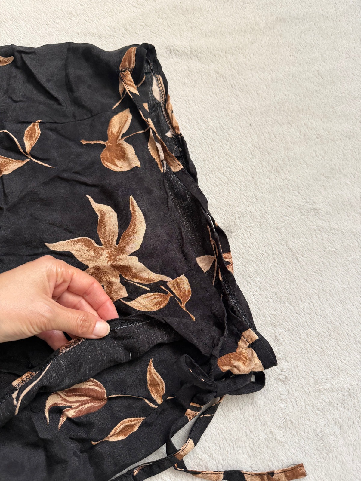 Jupe midi portefeuille noire imprimé floral witchy 90s - taille S/M