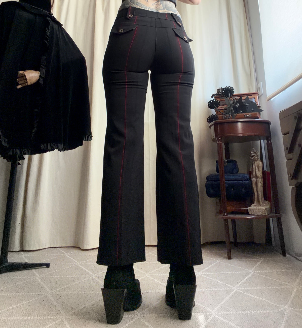 Pantalon noir flare à fines rayures rouges – Taille S