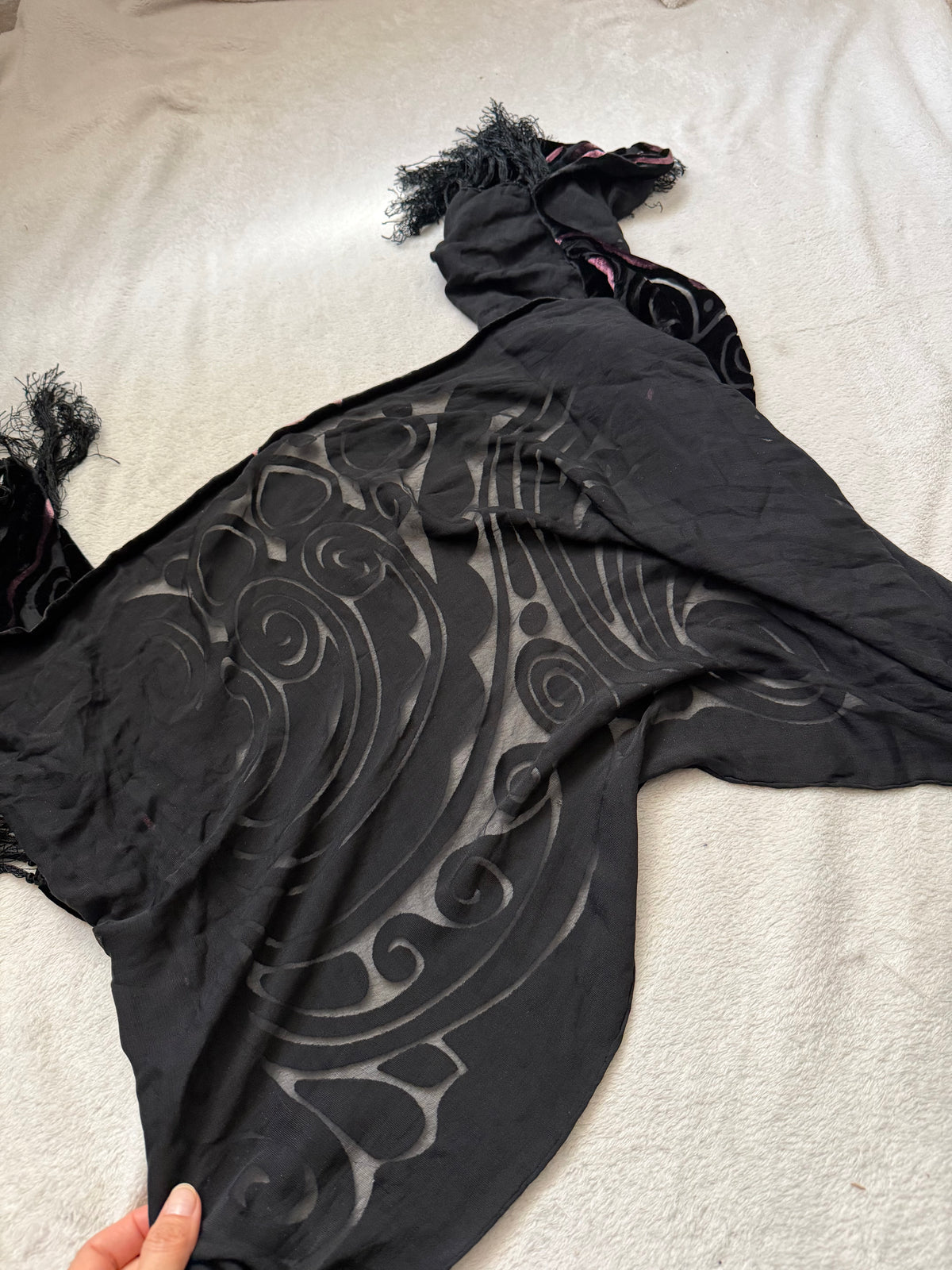 Grande écharpe velours dévoré noir rose style whimsigoth witchy goth