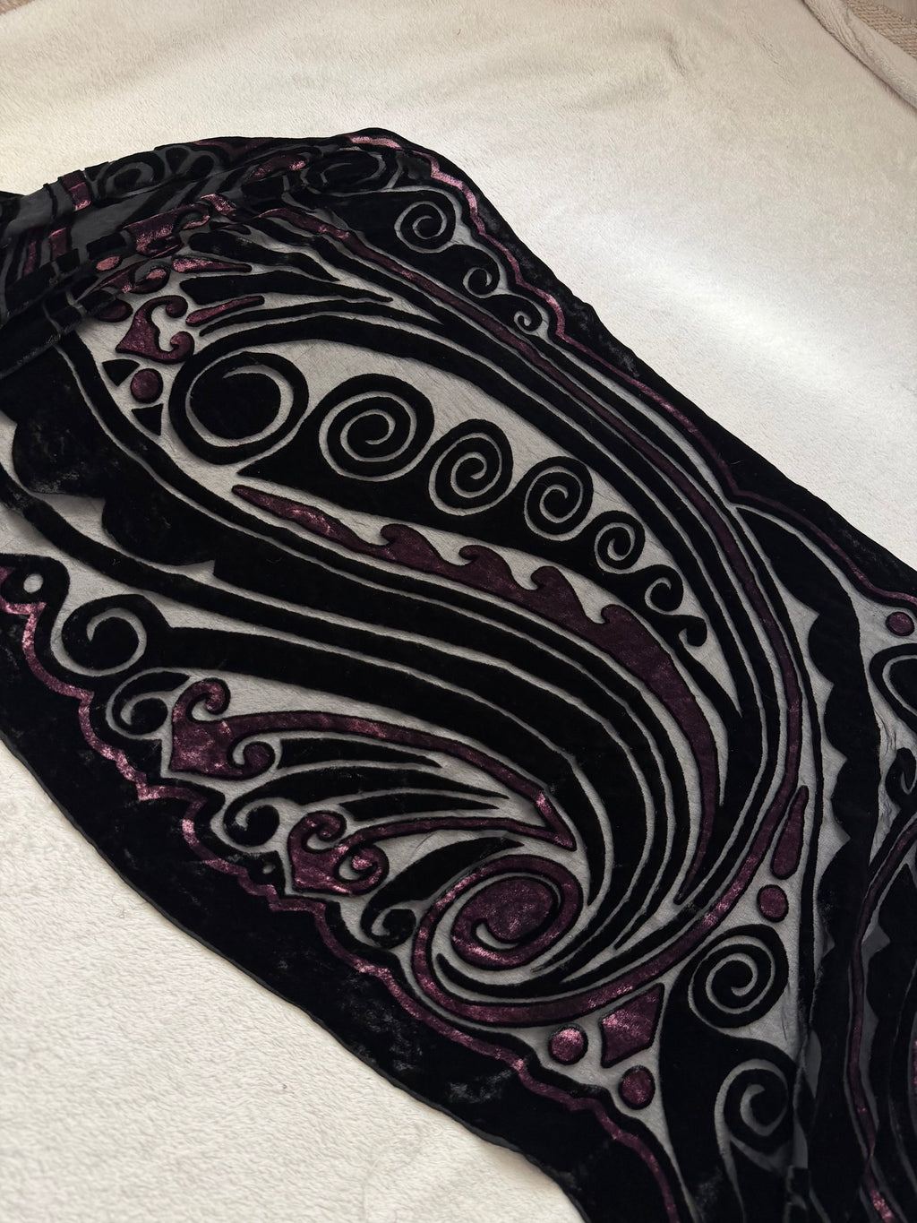 Grande écharpe velours dévoré noir rose style whimsigoth witchy goth
