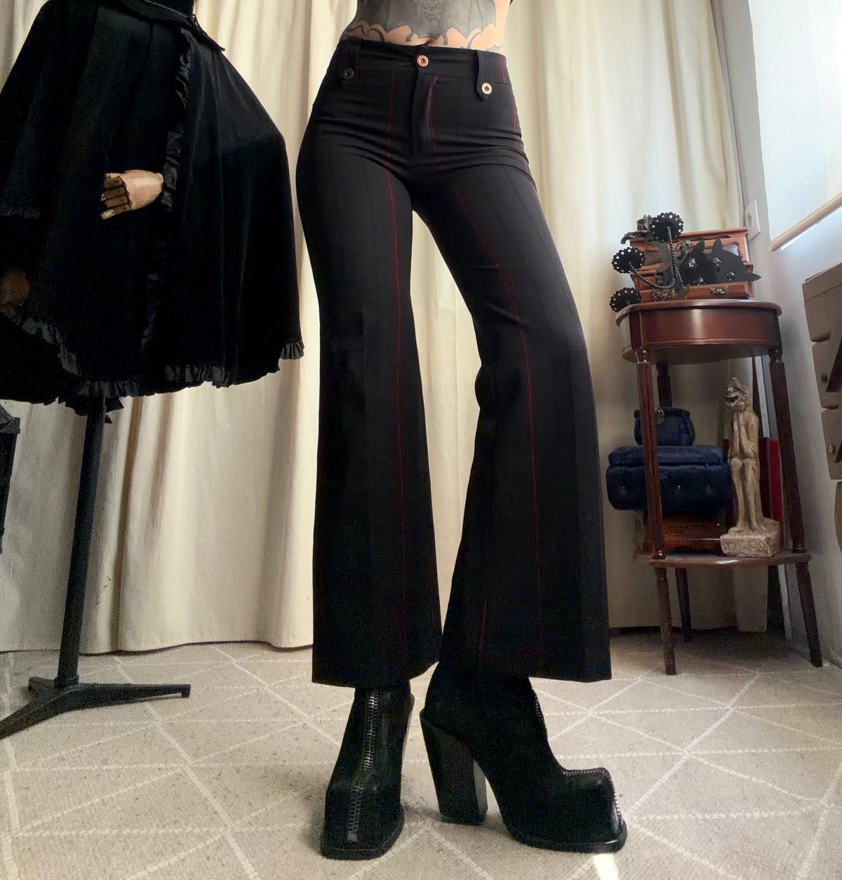 Pantalon noir flare à fines rayures rouges – Taille S