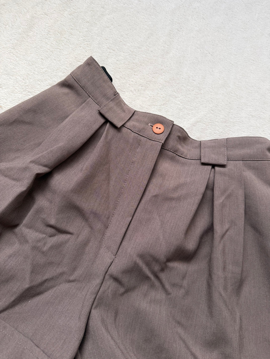 Short gris/taupe taille haute à pinces style 90s dark academia - taille M