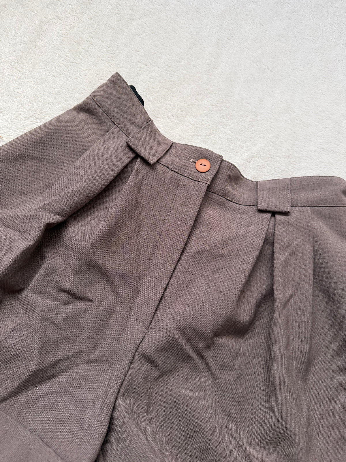Short gris/taupe taille haute à pinces style 90s dark academia - taille M