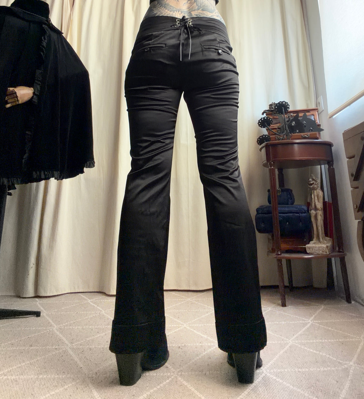 Pantalon noir satiné taille basse ceinture corset – taille L