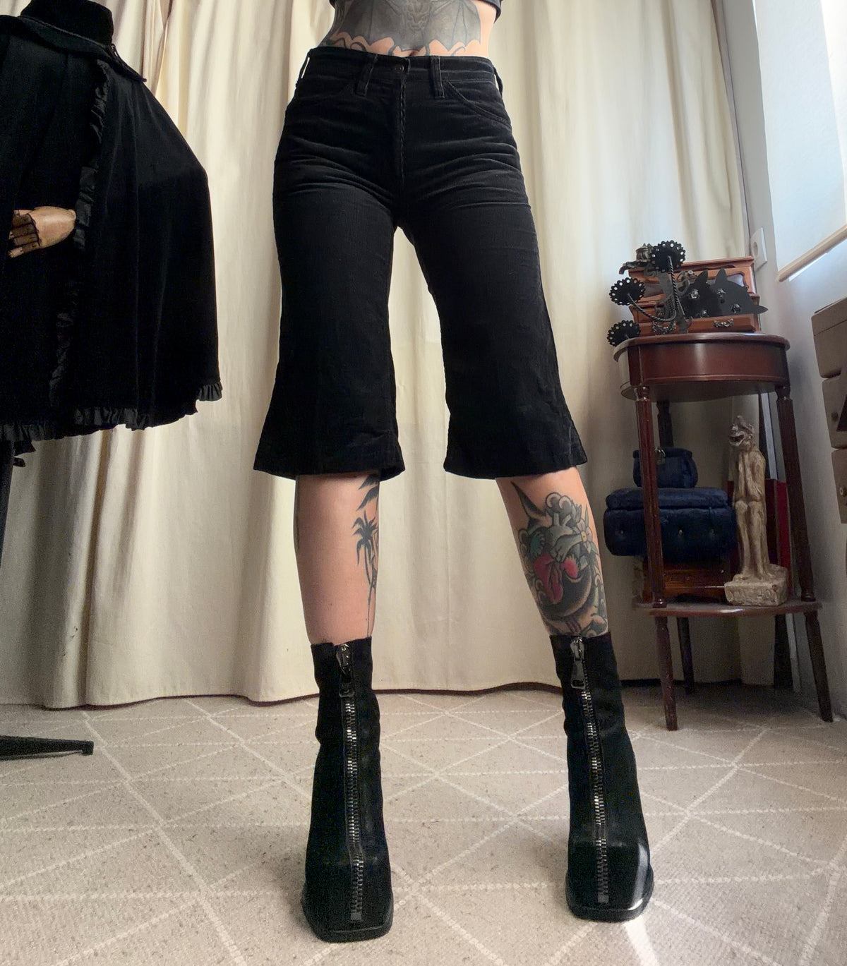 Capri Levi’s noir en velours côtelé coupe évasée – taille S