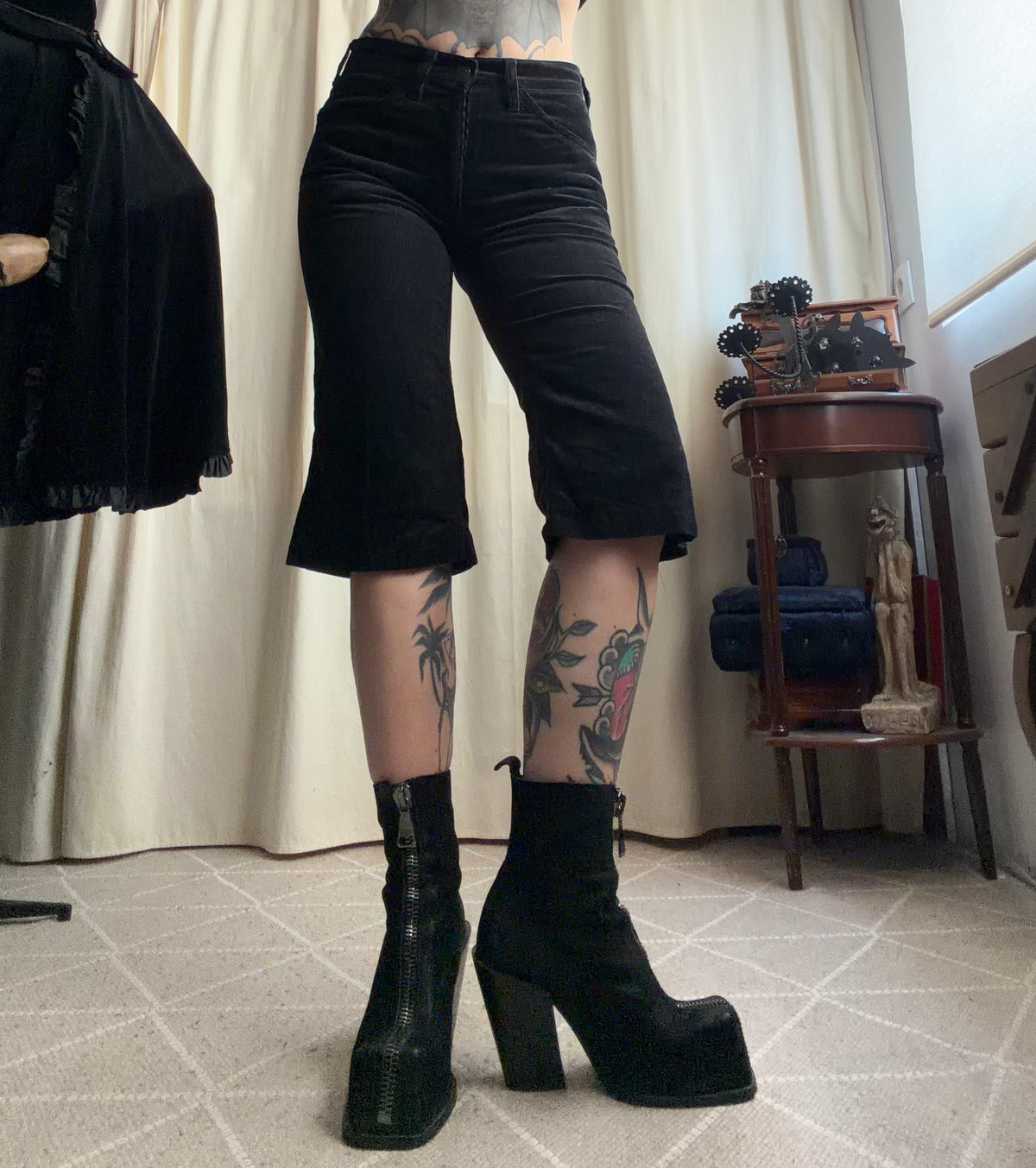 Capri Levi’s noir en velours côtelé coupe évasée – taille S
