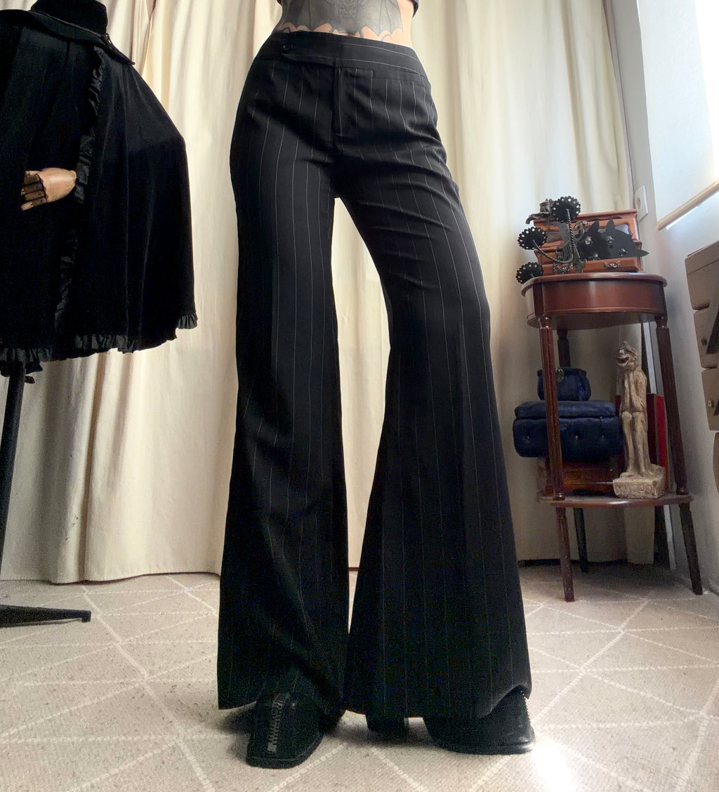Pantalon noir à fines rayures blanches coupe flare – taille M