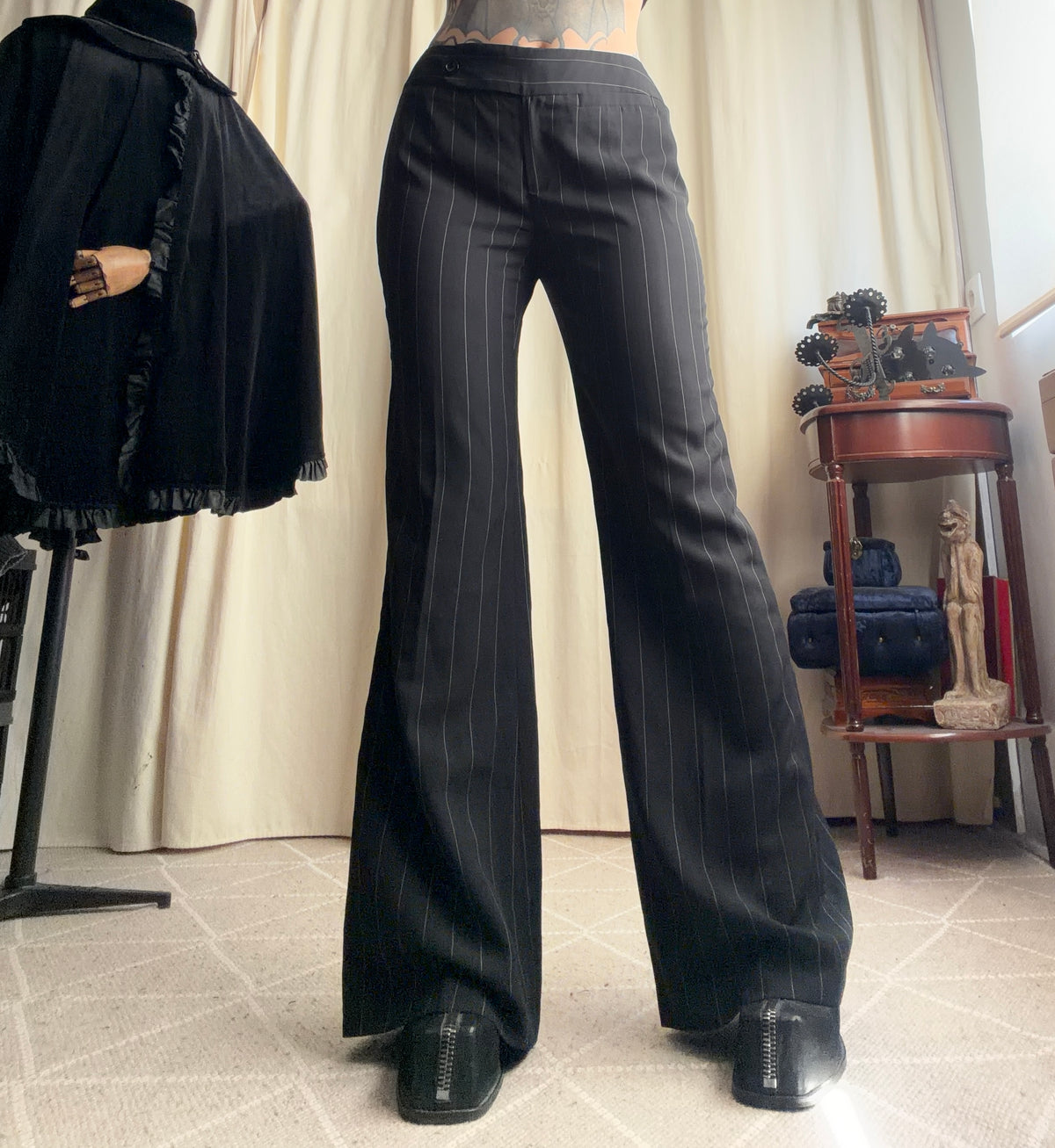Pantalon noir à fines rayures blanches coupe flare – taille M