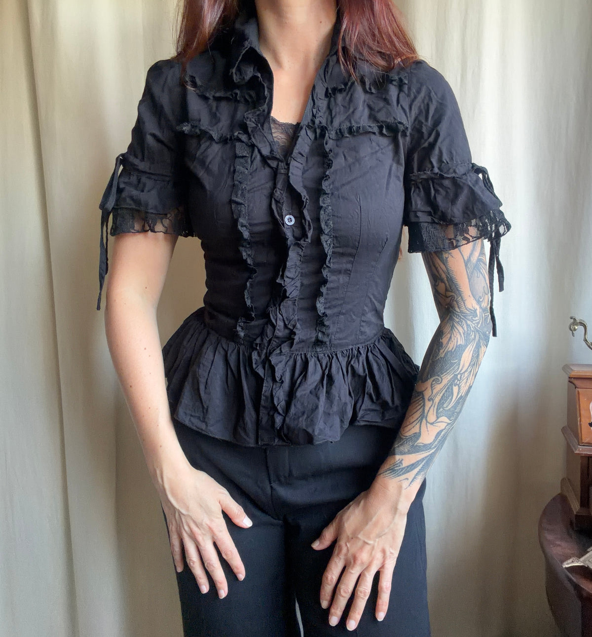 Chemise noire cintrée à volants et dentelle style goth victorien romantique - taille S