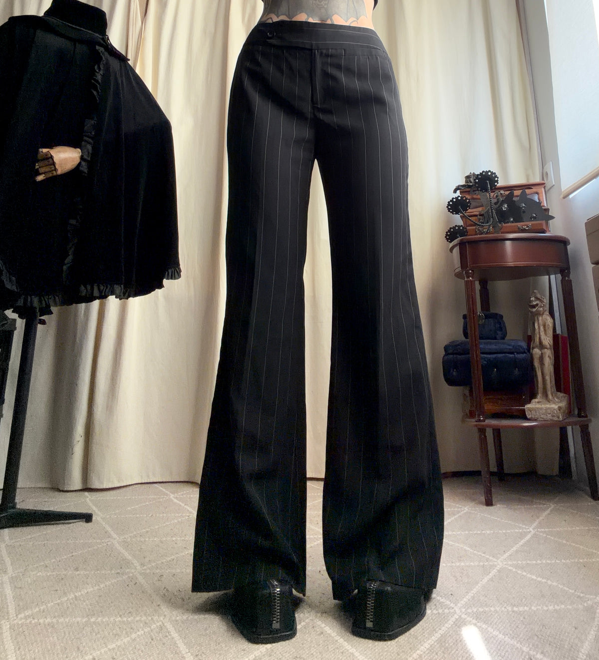 Pantalon noir à fines rayures blanches coupe flare – taille M
