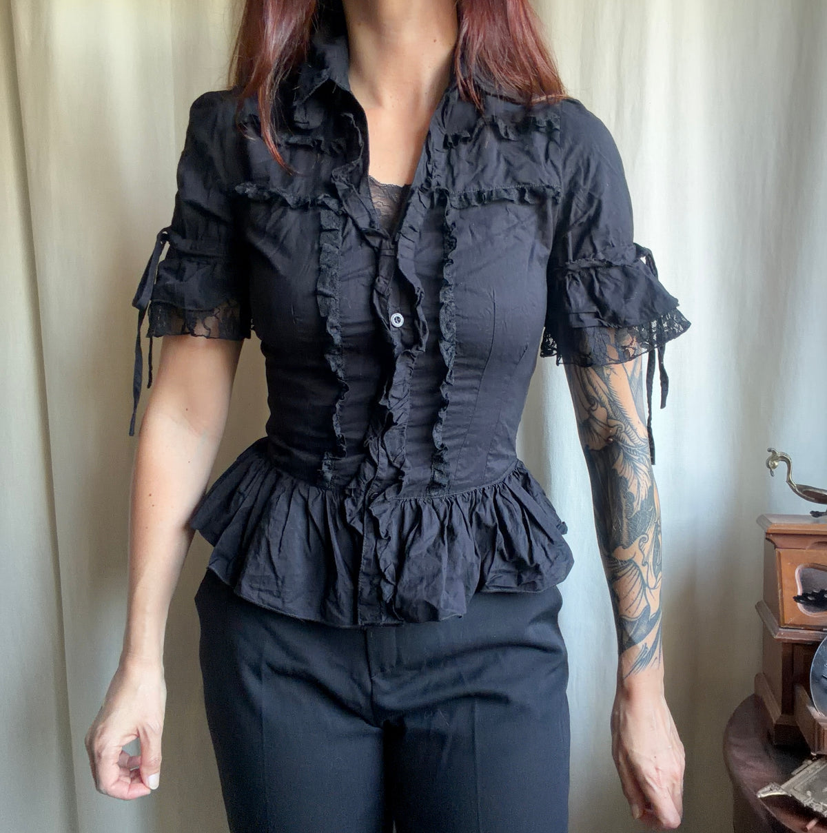 Chemise noire cintrée à volants et dentelle style goth victorien romantique - taille S