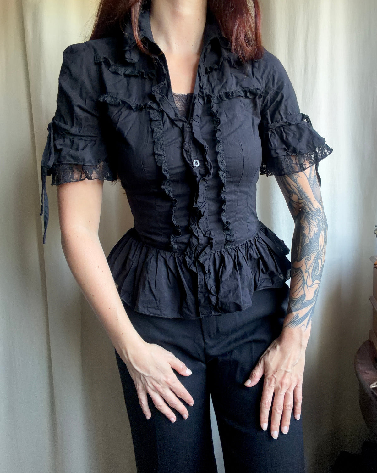 Chemise noire cintrée à volants et dentelle style goth victorien romantique - taille S