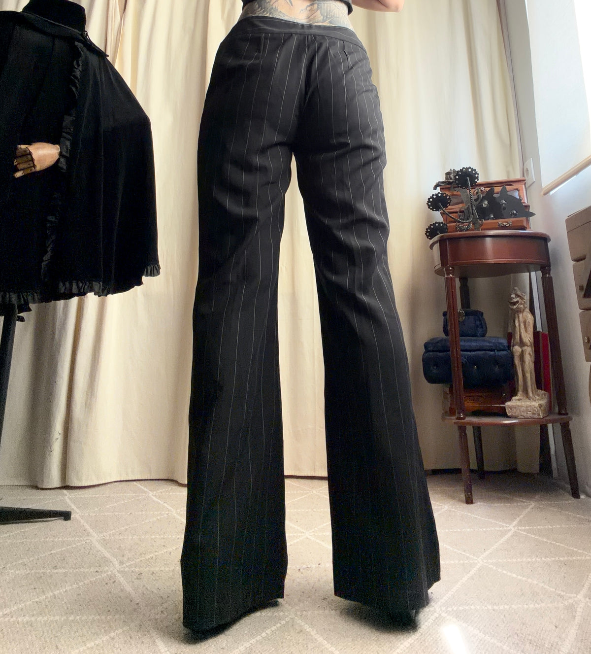 Pantalon noir à fines rayures blanches coupe flare – taille M