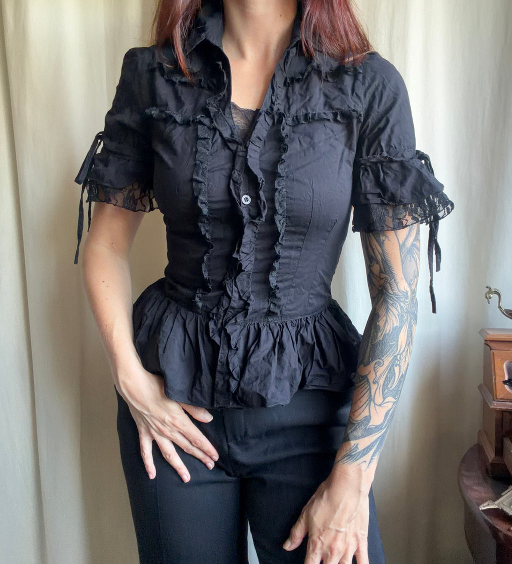 Chemise noire cintrée à volants et dentelle style goth victorien romantique - taille S