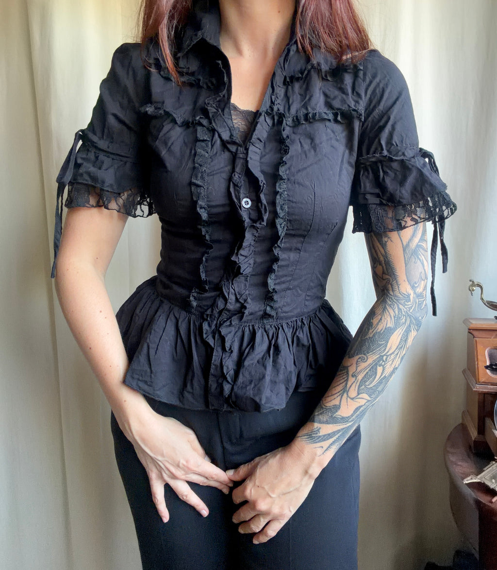 Chemise noire cintrée à volants et dentelle style goth victorien romantique - taille S