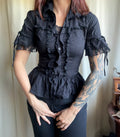 Chemise noire cintrée à volants et dentelle style goth victorien romantique - taille S