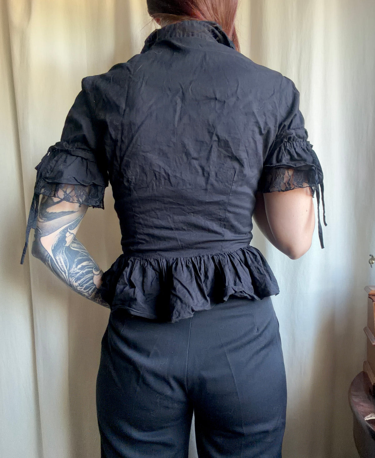 Chemise noire cintrée à volants et dentelle style goth victorien romantique - taille S