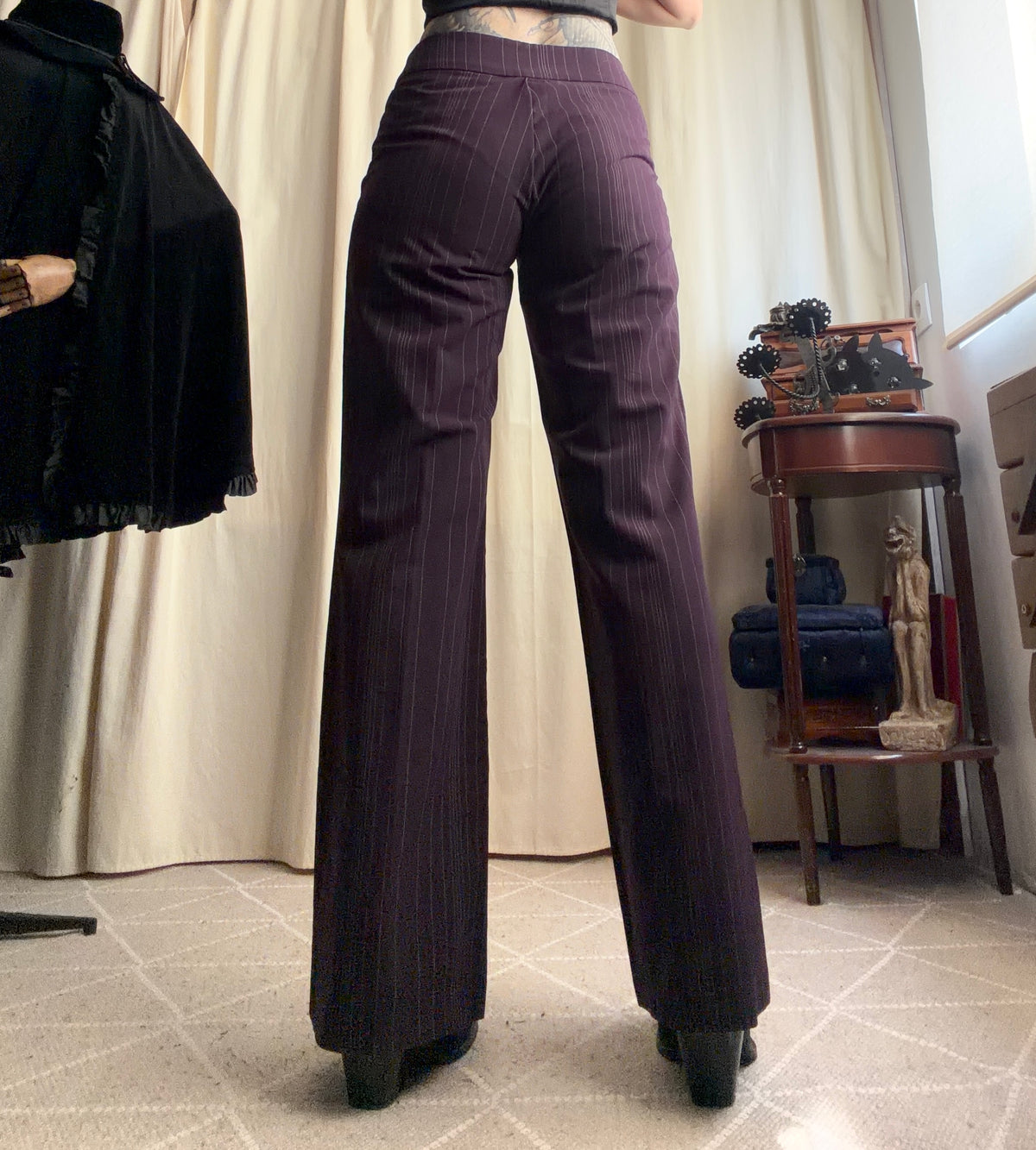 Pantalon violet prune rayé à ceinture asymétrique – taille M