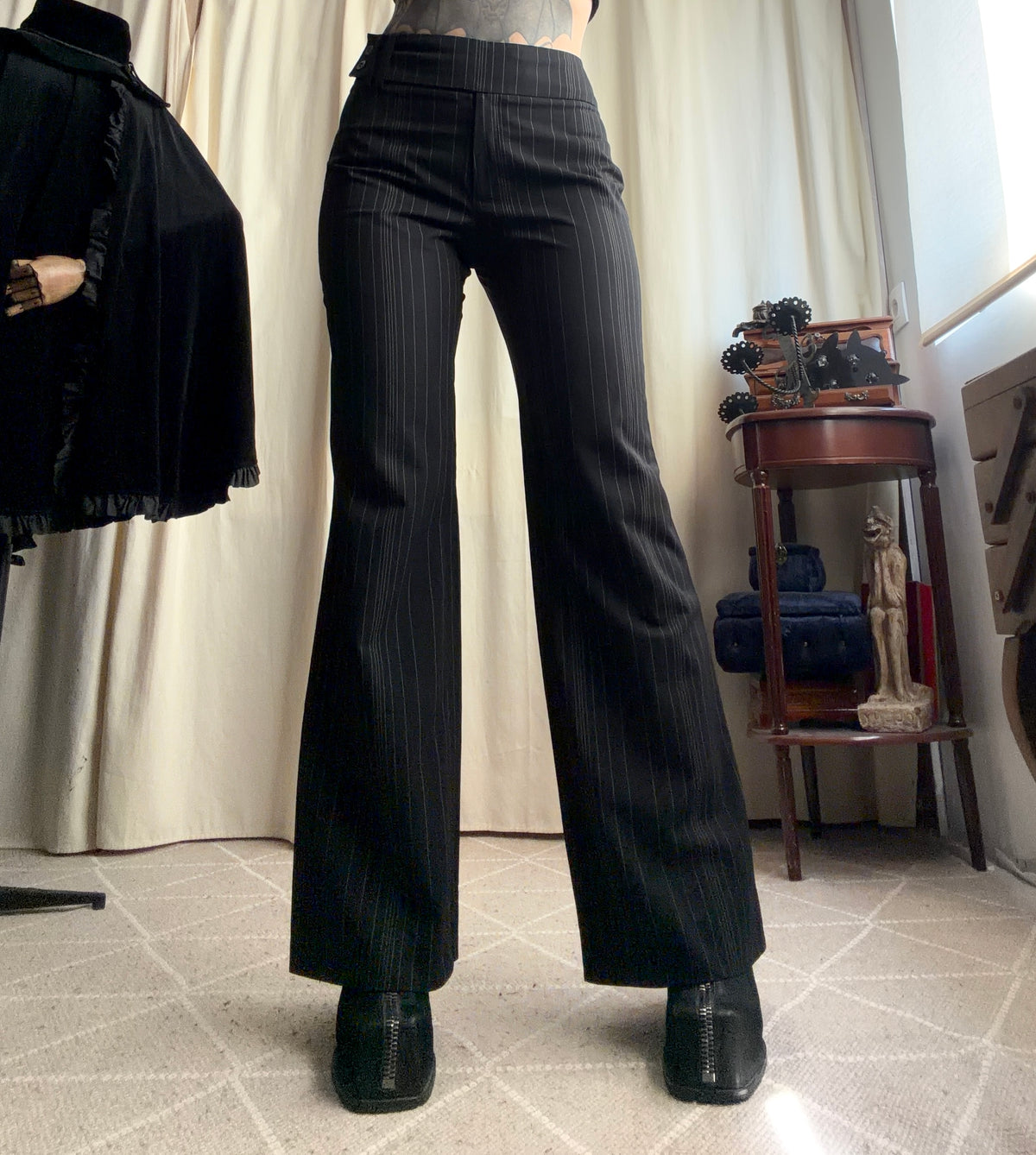 Pantalon noir pinstripe coupe flare à large ceinture – taille M