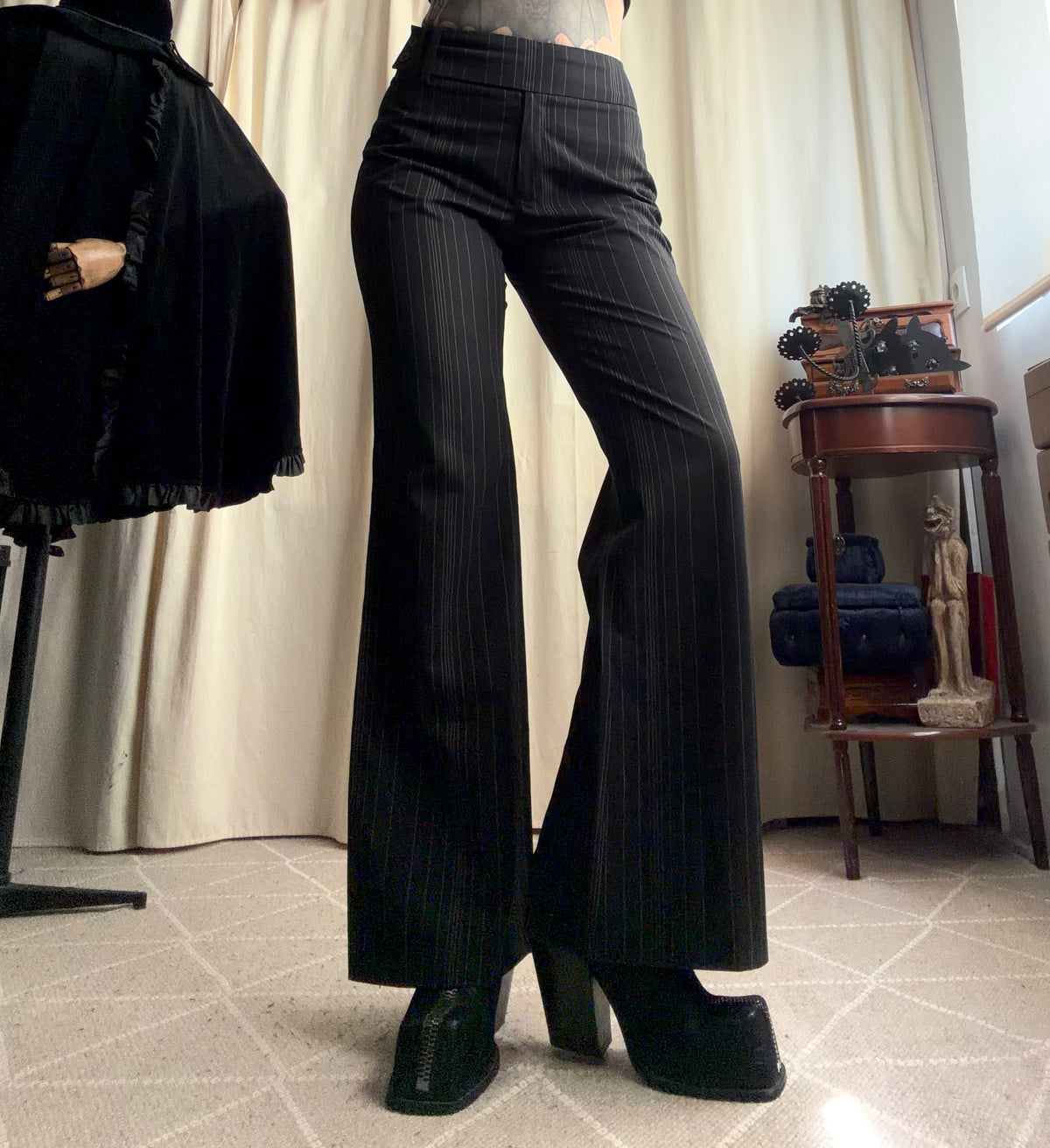 Pantalon noir pinstripe coupe flare à large ceinture – taille M