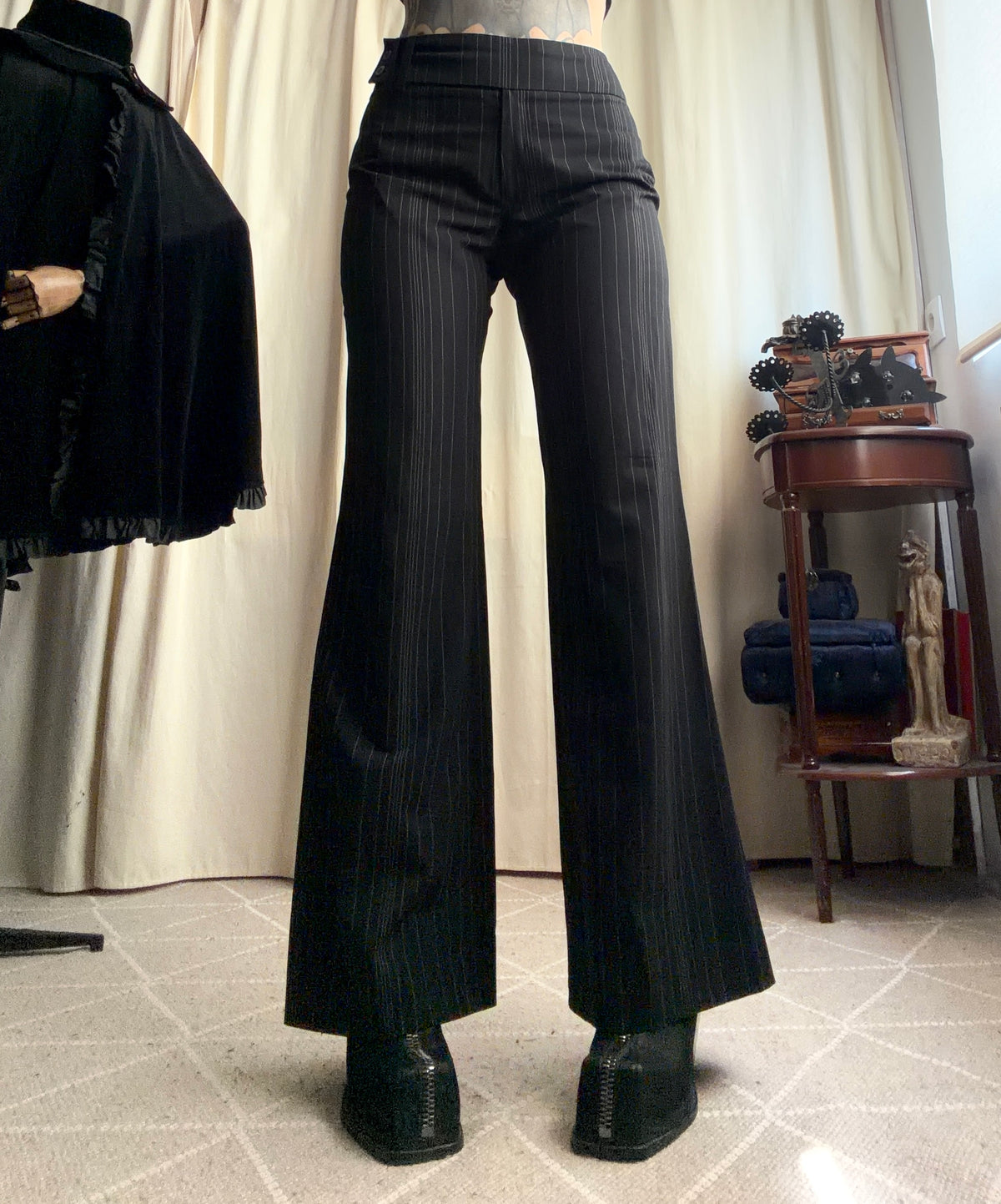 Pantalon noir pinstripe coupe flare à large ceinture – taille M