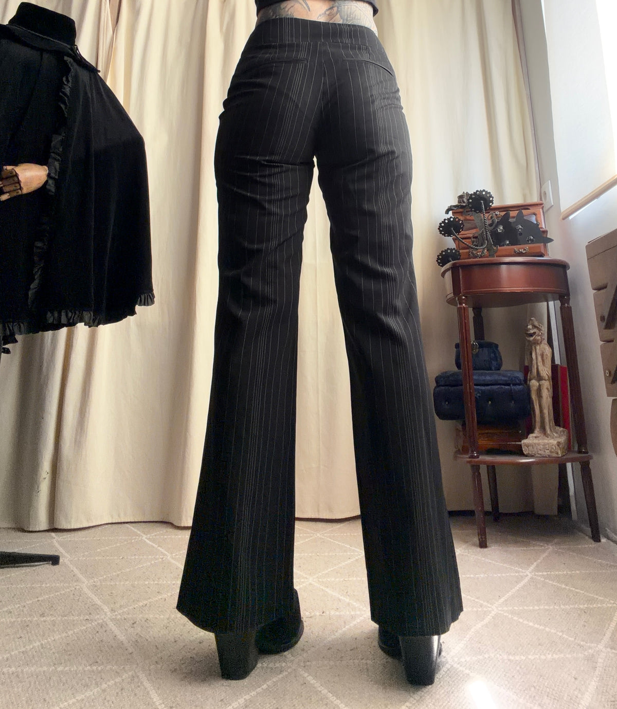 Pantalon noir pinstripe coupe flare à large ceinture – taille M